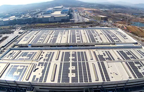 海尔中德生态工业园在构建园区绿色生态环境的同时，实力打造8.0358MW工商业光伏项目，利用光能为园区提供高效电力供给，从制造源头减少环境污染，为工业园提供了巨大的经济效益和环境效益。